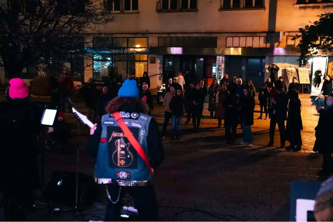 FOTO: Strávili noc na ulici v Nitre, aby upozornili na problém ľudí bez domova, foto 3