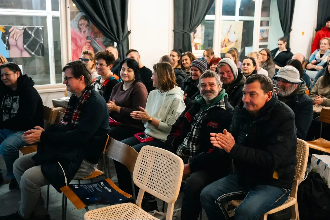 FOTO: Strávili noc na ulici v Nitre, aby upozornili na problém ľudí bez domova, foto 4