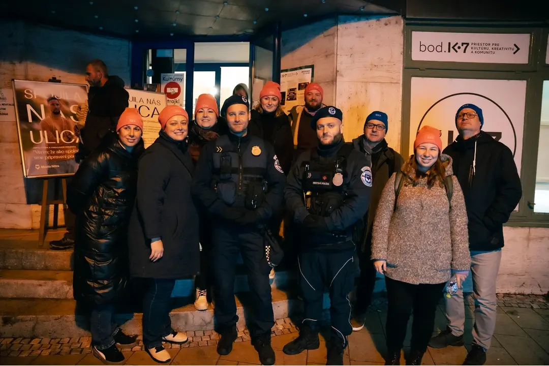 FOTO: Strávili noc na ulici v Nitre, aby upozornili na problém ľudí bez domova, foto 9