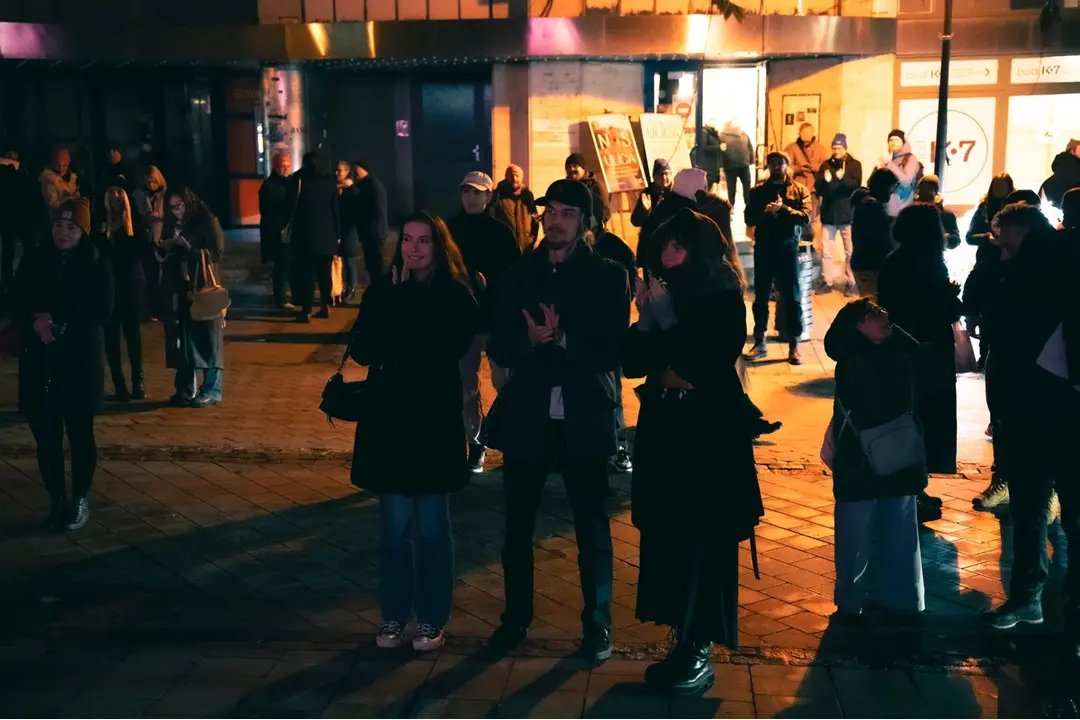 FOTO: Strávili noc na ulici v Nitre, aby upozornili na problém ľudí bez domova, foto 15