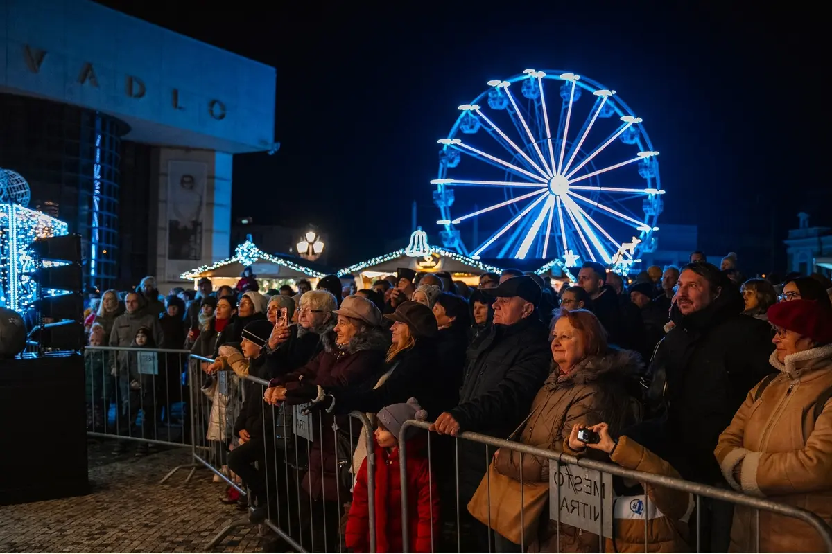 FOTO: Prvý večer vianočných trhov v Nitre odštartoval čardáš a terchovské ľudovky, foto 1