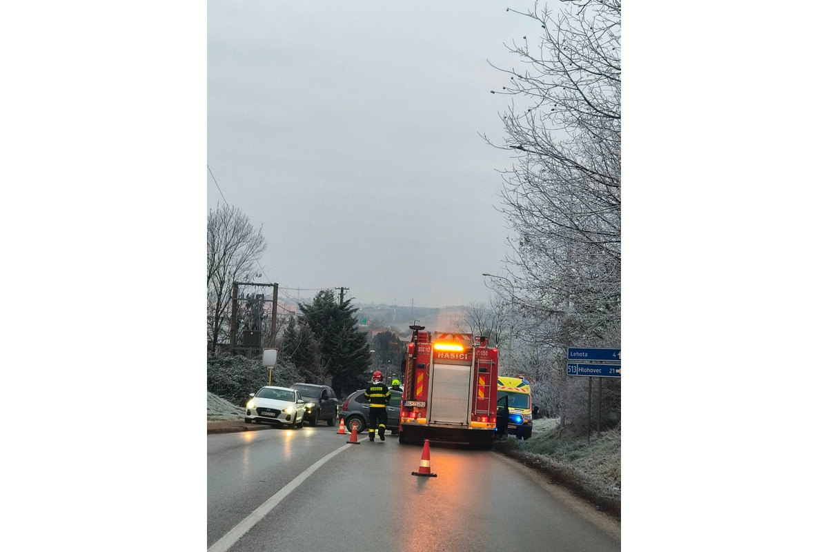 FOTO: Ranná nehoda na križovatke pri Klimaku v Nitre, foto 2