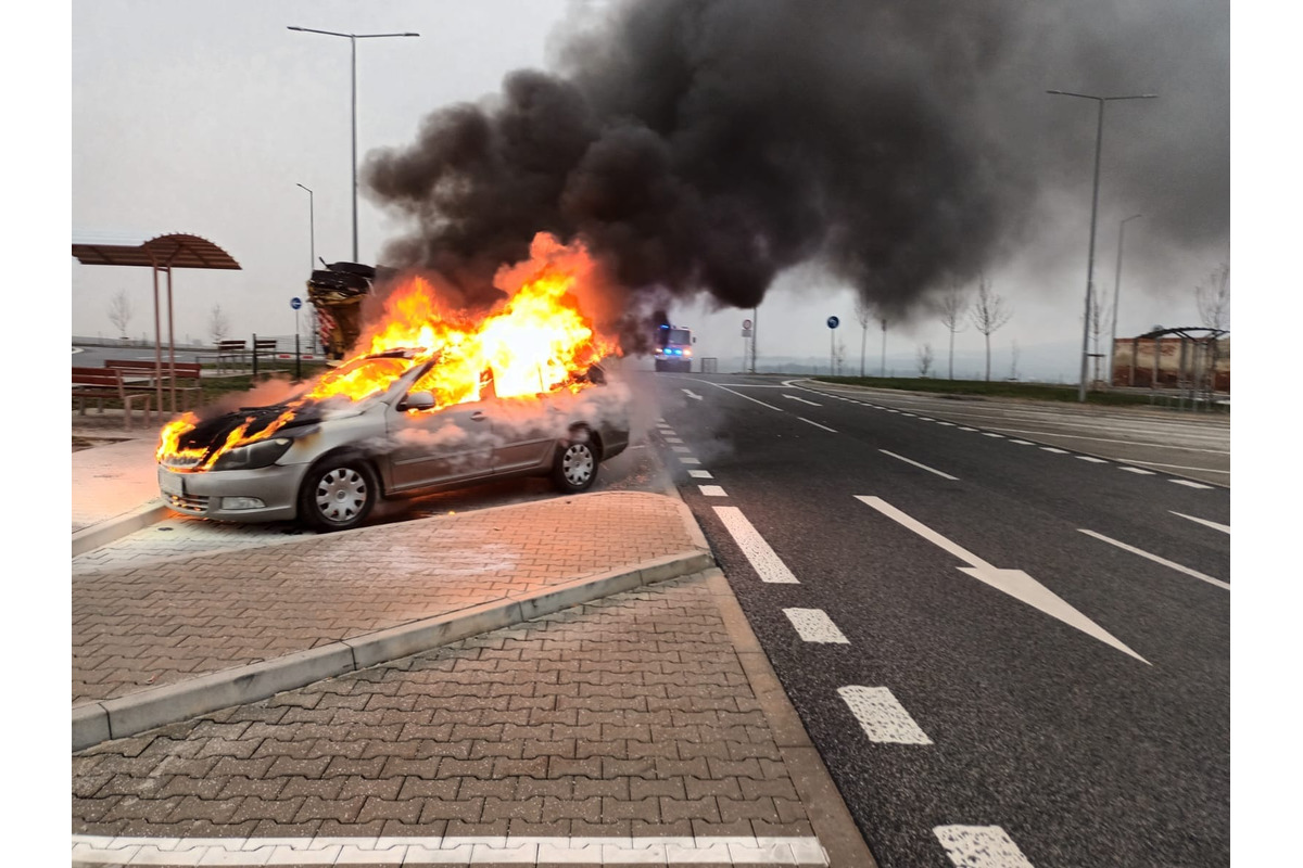 FOTO: Na R1 na odpočívadle v Pohraniciach horí osobné auto, foto 4