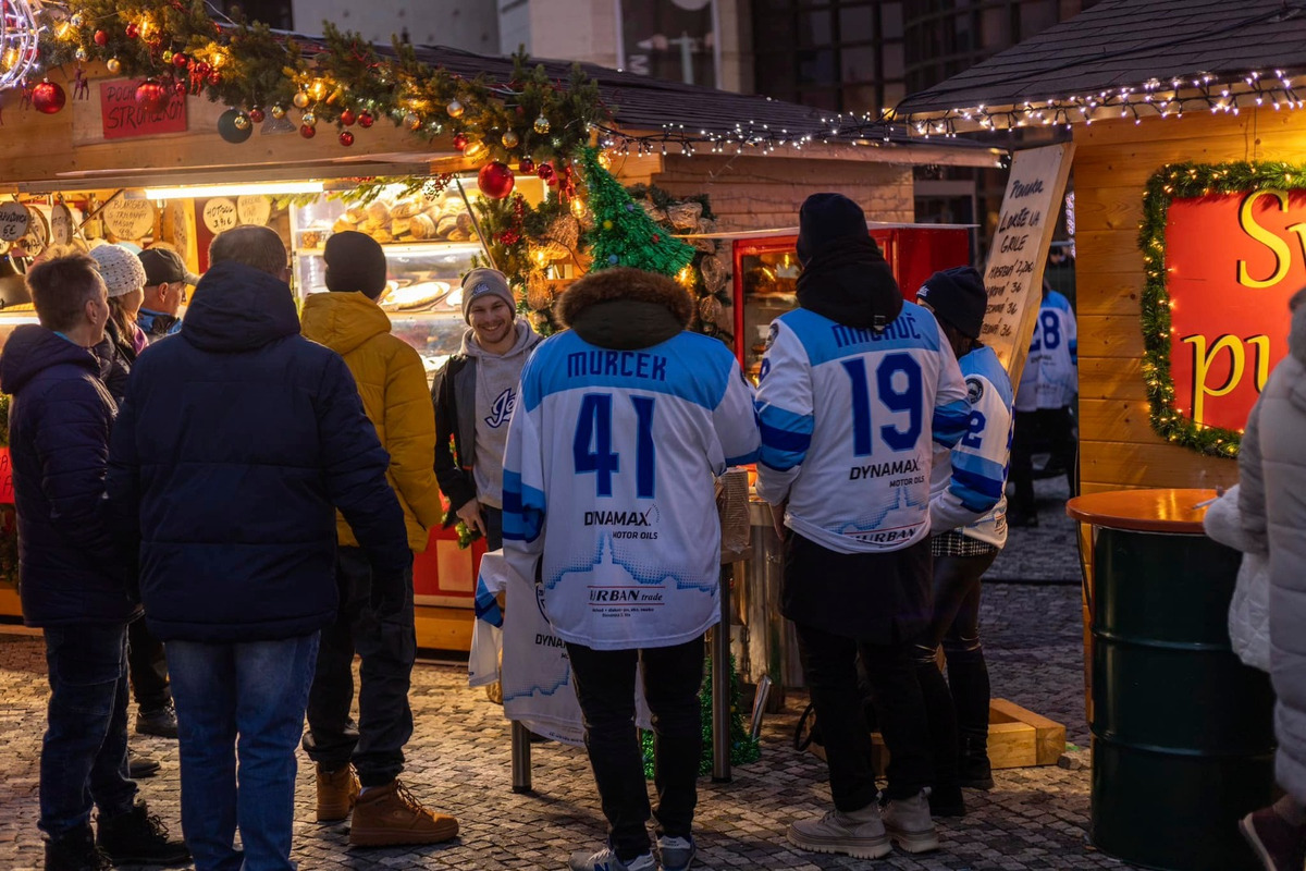 FOTO: Hokejbalová charitatívna kapustnica v nitrianskom vianočnom mestečku, foto 4