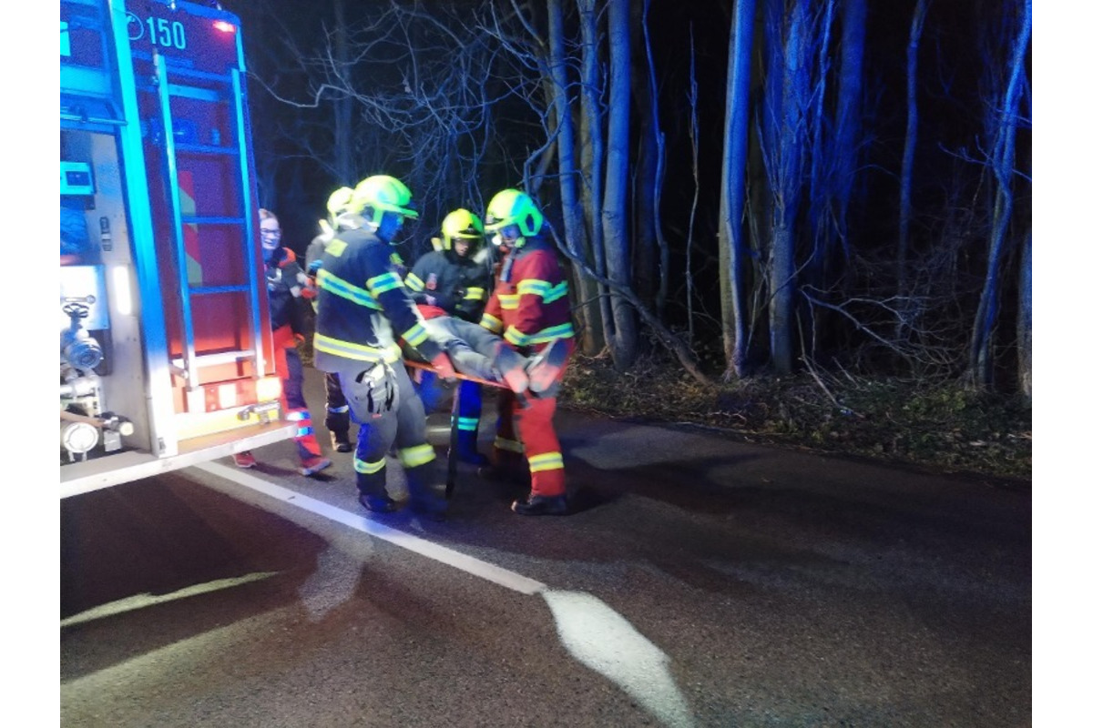 FOTO: V katastri Nitry skončilo auto v priekope mimo cesty, foto 2