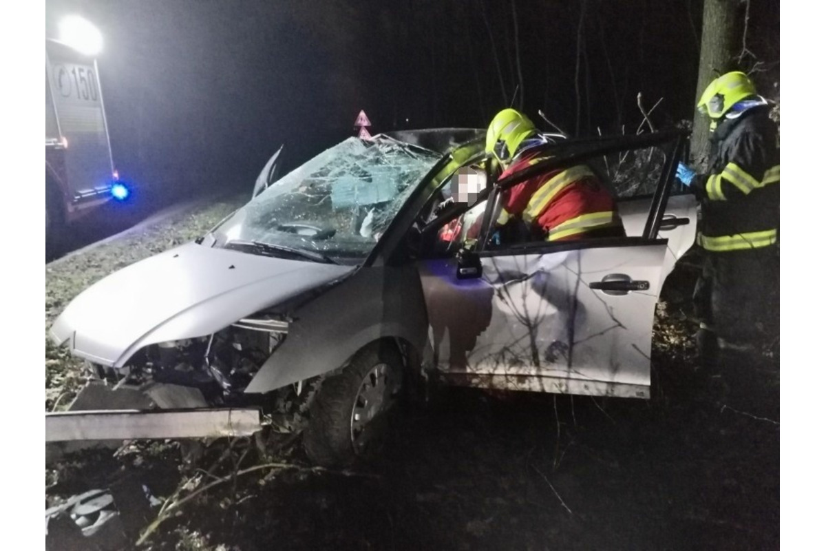 FOTO: V katastri Nitry skončilo auto v priekope mimo cesty, foto 4