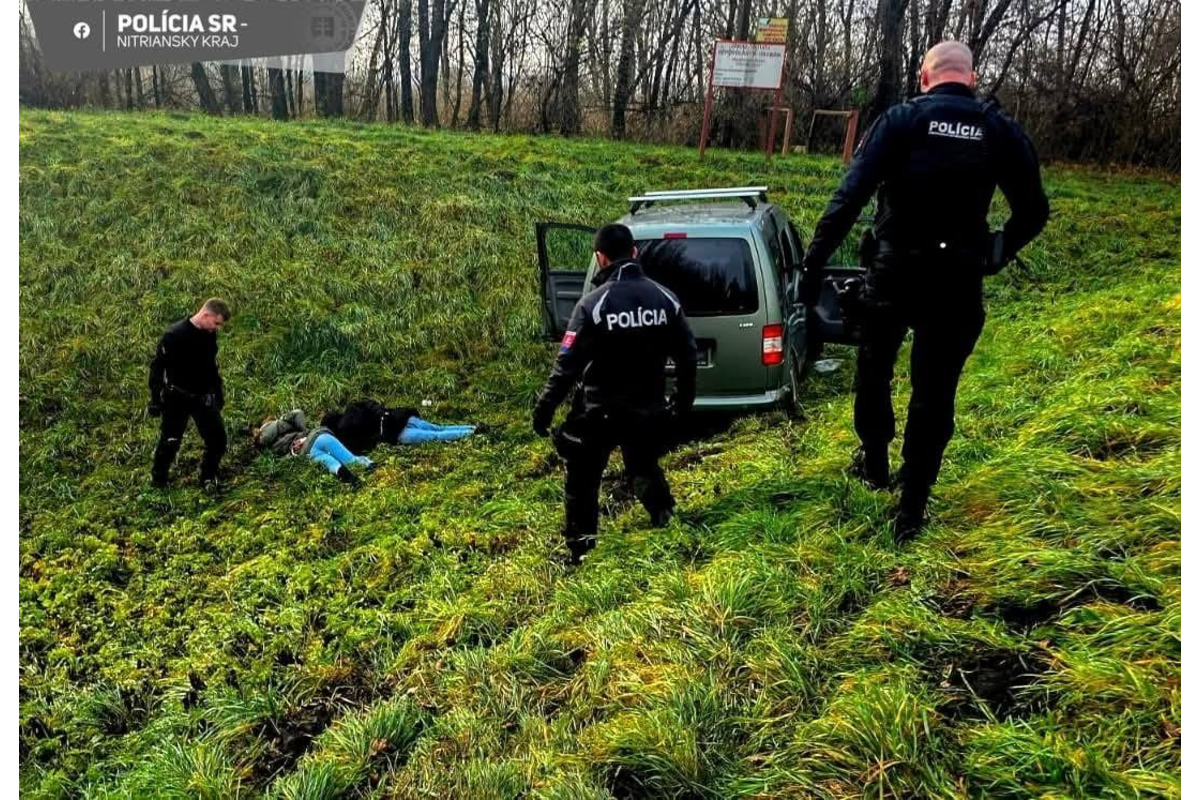 FOTO: Ukradnuté auto zo Serede sa našlo rozbité o 20 kilometrov ďalej, foto 4