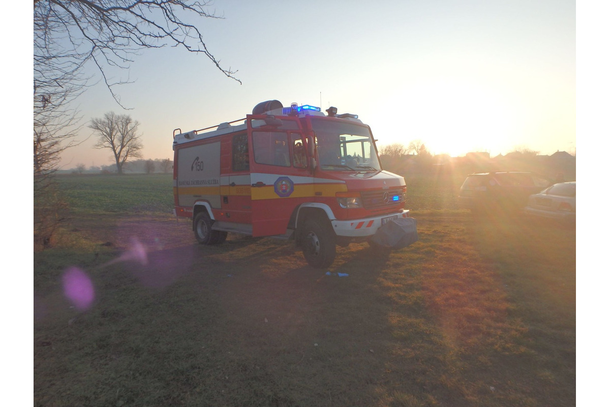 FOTO: Zo zamrznutého rybníka v Šarovciach vytiahli telo nezvestného mladíka, foto 1