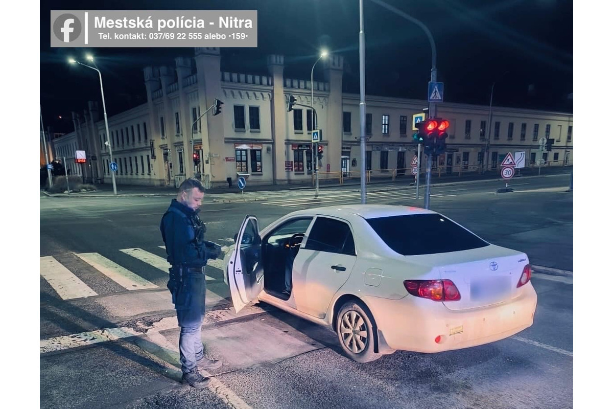 FOTO: Opitý vodič zaspal za volantom, s naštartovaným autom stál na križovatke v Nitre, foto 1