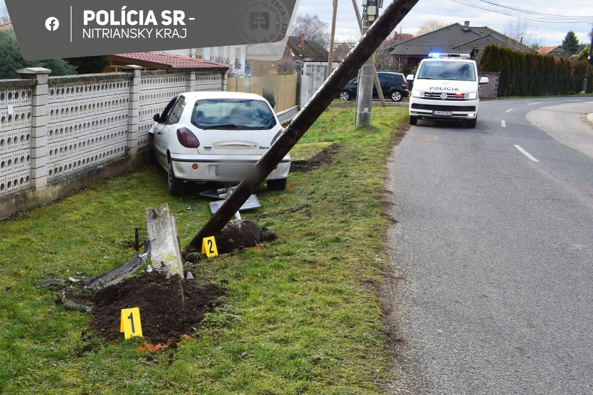 FOTO: Vodič zdemoloval telekomunikačný stĺp vo Veľkých Kozmálovciach, bol opitý, foto 2