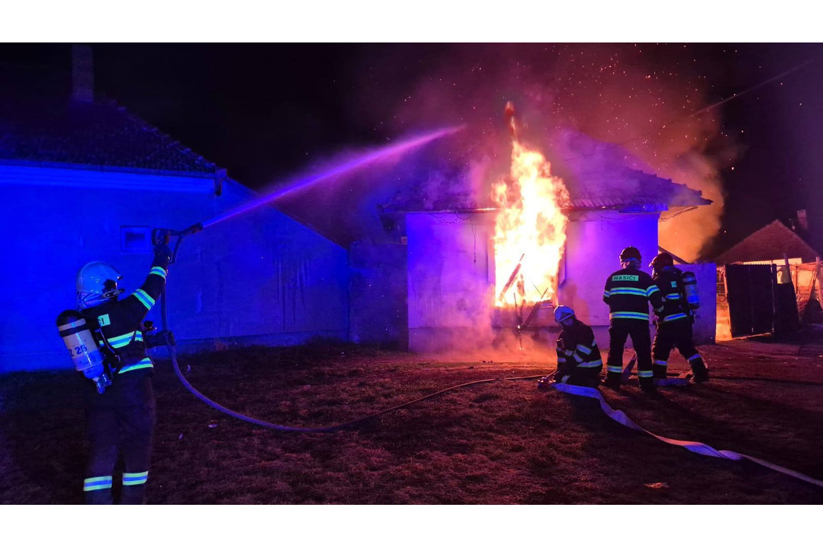 FOTO: Požiar rodinného domu v obci Dvory nad Žitavou, foto 1