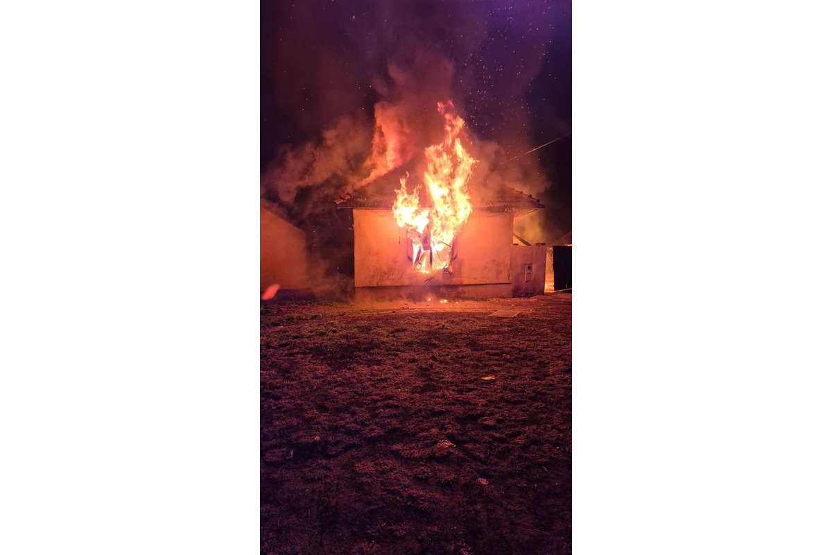 FOTO: Požiar rodinného domu v obci Dvory nad Žitavou, foto 2