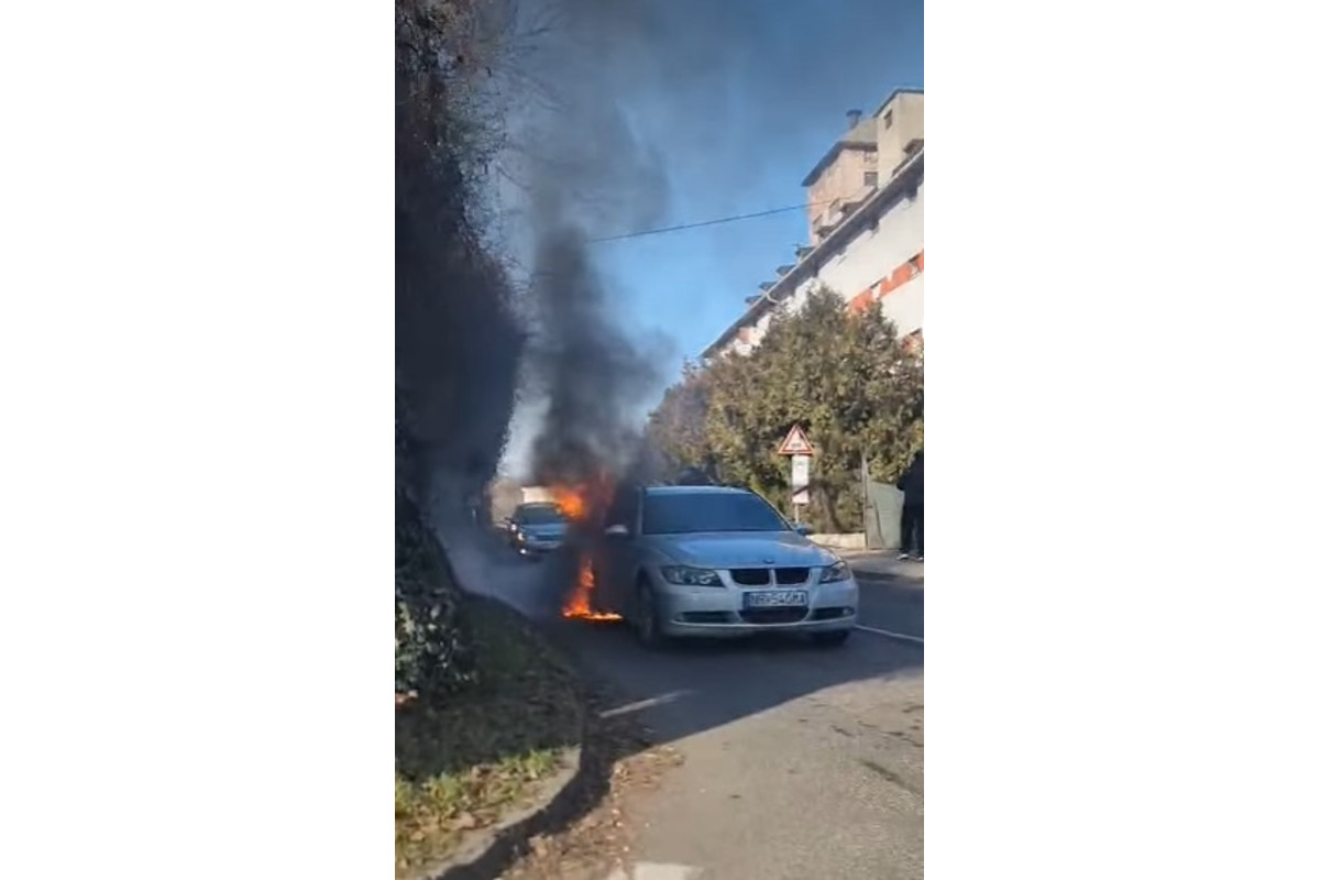 FOTO: V centre Nitry začalo horieť osobné auto, foto 1