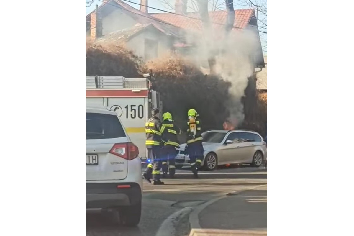 FOTO: V centre Nitry začalo horieť osobné auto, foto 2