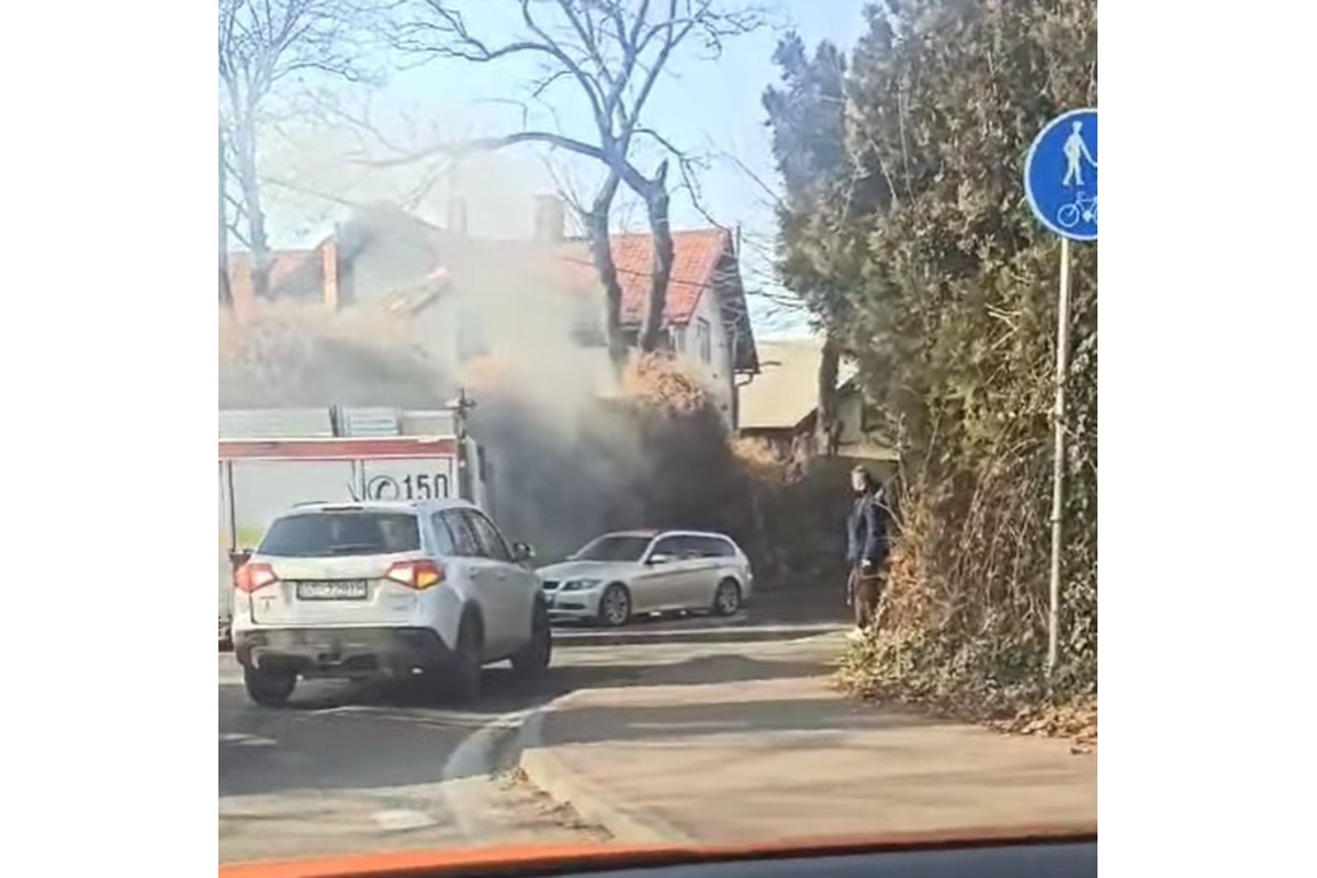 FOTO: V centre Nitry začalo horieť osobné auto, foto 3