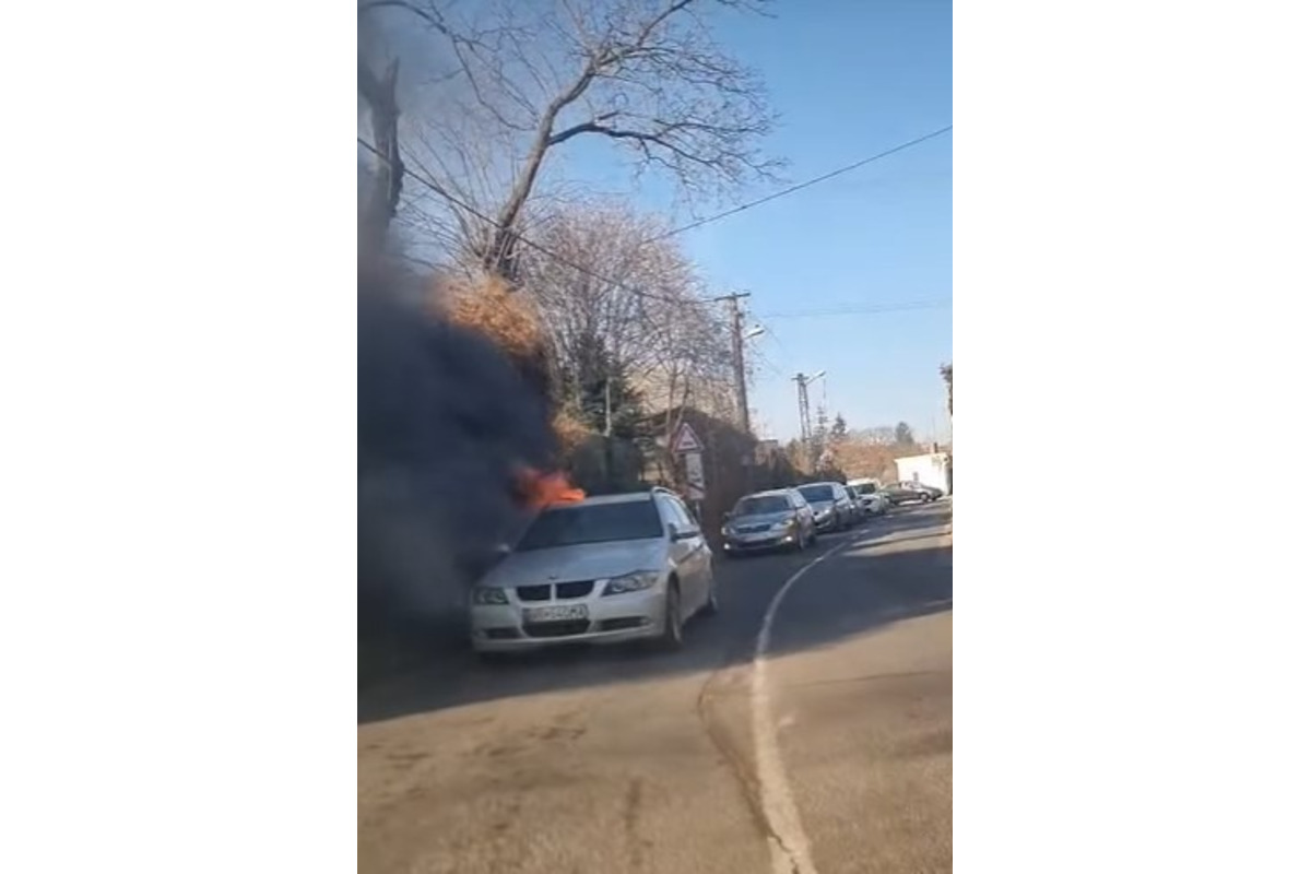 FOTO: V centre Nitry začalo horieť osobné auto, foto 4