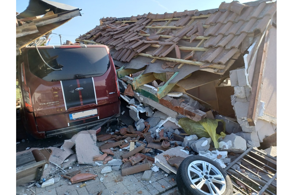 FOTO: V garáži vo Veľkých Ripňanoch došlo k výbuchu plynu, foto 2