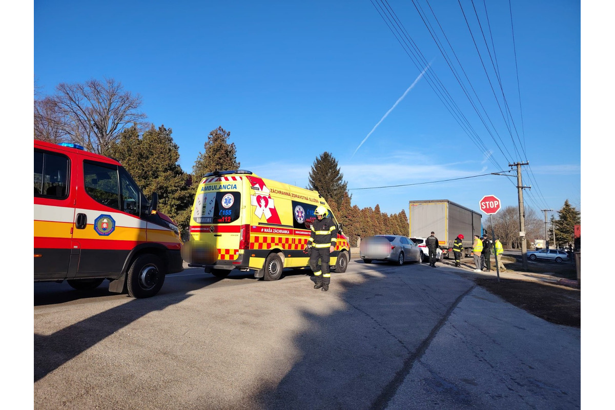 FOTO: V Lužiankach došlo k reťazovej havárii. Jedno osobné auto skončilo pod návesom kamióna, foto 1