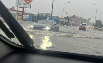 FOTO: V Nitre a okolí vyčíňajú silné búrky, lámu stromy a vytopené sú aj ulice