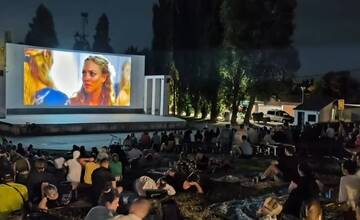 FOTO: Po letnom premietaní na amfiteátri v Šali ostáva na zemi neporiadok