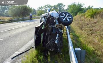 FOTO: Pri obci Choča havarovalo auto, skončilo prevrátené na boku