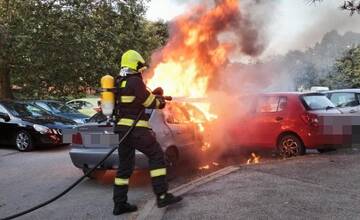 FOTO: V Nitre horelo auto a takmer sa od neho vznietilo aj ďalšie