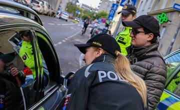 FOTO: Polícia na cestách kontroluje vodičov, či pustia slepých cez priechod