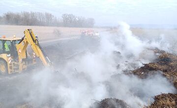 FOTO: Na skládke bioodpadu pri Starom Tekove vypukol požiar