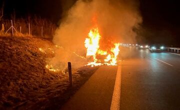 FOTO: Na R1 za Nitrou zasahovali hasiči, auto zachvátili plamene 