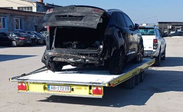 FOTO: V Topoľčanoch zasahovali hasiči, auto zrazu začalo horieť